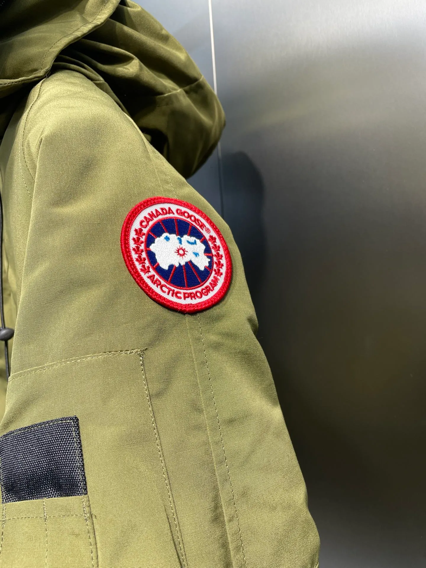 P780 high-end version Canada Goose Canada Goose #Chilliwack 7999M bomber jacket short down jacket/01 model #Men and Women Same Style# ➖ Genuine synchronous anti-counterfeiting chip sensor! ➖ Imported 21S polyester-cotton blended original fabric [last year’s 16S/18S hard fabrics have been completely eliminated, this year all use 21S genuine synchronous fabrics, the soft mid-strap feels delicate and textured], genuine synchronous Feather-Light 10D waterproof coating fabric, made of 84.5 polyester fiber and 15.5 cotton, 100% the best feel in the entire network! ➖ The genuine official website is synchronized with the national standard 80 white duck down, you can check the official website customer service, there will never be a series of misleading claims such as 90 down or goose down! ➖ Using the best nylon lining with double double-layer sealing design, velvet-proof No. 7 needle + grid-filled down ready-made garments, there is 100% no so-called velvet running! ➖ The cuffs are designed with thickened seamless threads, and the collar and pockets are lined with top-quality polar fleece to keep you warm and comfortable! ➖ Yoshida YKK provides original custom-made electroplated sliders. YKK two-way lockable zippers are tight and smooth and will not peel off paint! ➖ 3M composite guarantees that the Velcro is the same as the original, durable, and all accessories and hardware are custom-made! ➖ Imported BEHRINGER embroidery machine to customize the 10,000-needle embroidery logo, 98% of which can be reproduced to restore the original logo. You can check and compare on the official website! ➖ The fur collars are all made of large pieces of Western Canadian blue wolf hide, ensuring that each fur collar is 13-15cm wide!   Size:XS-XXL